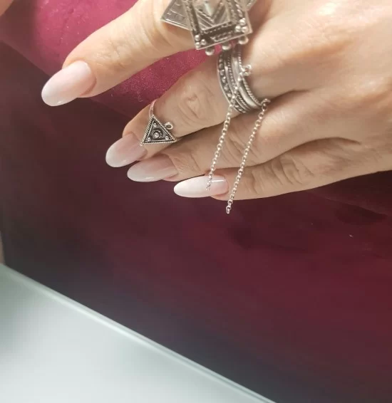 Նոնա Ստամբոլցյան մատնահարդար